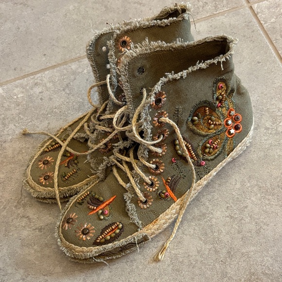 Wild Diva Olive Embroidered Lace Up Boots - Picture 4 of 4